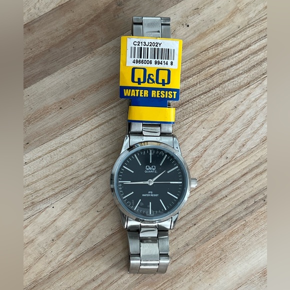 Q&Q Ladies Watch Stainless Bracelet Black Dial Stainless Case NWT - Picture 4 of 12